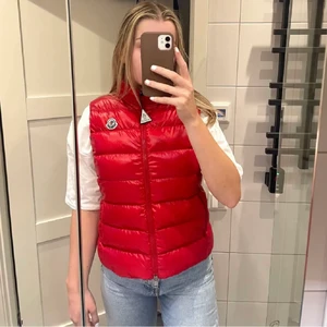 Moncler dun väst  - Helt ny, aldrig andvänd eftersom den inte föll mig i smaken. 😌 Väldigt fräsch, kvitto finns ej!  Köpt i Stockholm NK för 5499kr  Hör av er för fler frågor eller funderingar💕