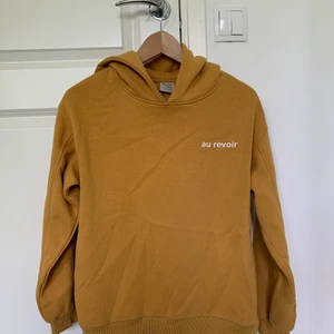 Hoodie - En senapsgul oversized hoodie från zaras barnavdelning i storlek 164 eller 13/14 år. Den passar dock en person med storlek xs/s. Den är riktigt mjuk, mysig och är i bra kvalitet. Skrynklig på bild pga att den varit undangömd i lådan. frakt tillkommer!