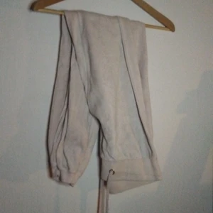 Ljusrosa mjukisbyxor i velour - Rosa valour byxor, knappt använda. Vet inte vad märket är. Jag själv tycker inte om hur materialet känns, med de är snygga. Bor i Jakobsberg, men kan mötas vid allt som nås via SL.