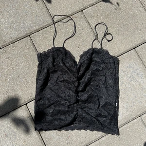 Bikbok svart topp - Söt spetstopp från bikbok, strl. XS. I fint skick.