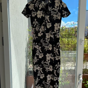 Svart beigeblommig fodralklänning - Jättefin lång klänning. Strl XS. I fint skick.