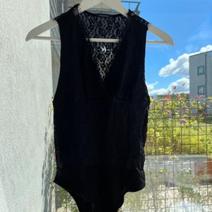 Svart spetsbody  - Jättefin svart body, strl XS. I fint skick.