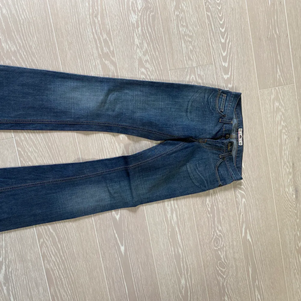 Säljer mina super snygga Fornarnia jeans pga att de inte längre passar💕 Vet ej vilken storlek de är i men skulle gissa på ca 24/30🫶🏻 Jeansen är i bra skick. ‼️frakt ingår inte i priset‼️. Jeans & Byxor.