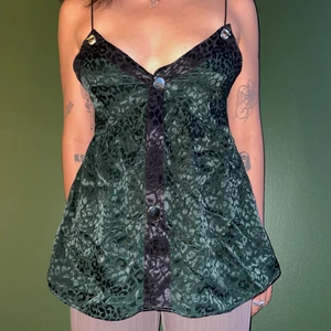 Leopardsnstrat linne - Ascoolt linne i skimmrigt leopardmönster. Grönt med svarta detaljer och guldiga knappar. frakt ej inkl i priset! väldigt y2k paris hilton, anastasia!!!