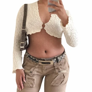 Crop top  - Storlek står ej, passar 34-36  Spårbarfrakt: 51kr  Klicka inte på ’köp nu’ kontakta mig vid intresse 🌸