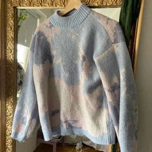 Färglad tröja med fint mönster  - Super fin tröja med jättefina färger och coolt mönster. Sparsamt använd  Stor i storleken mer som m