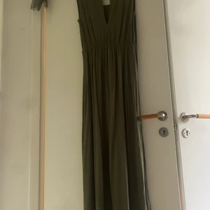 Klänning S - Säljer en långklänning med lite kortare fram, använd fåtal gånger o är i fint skick.