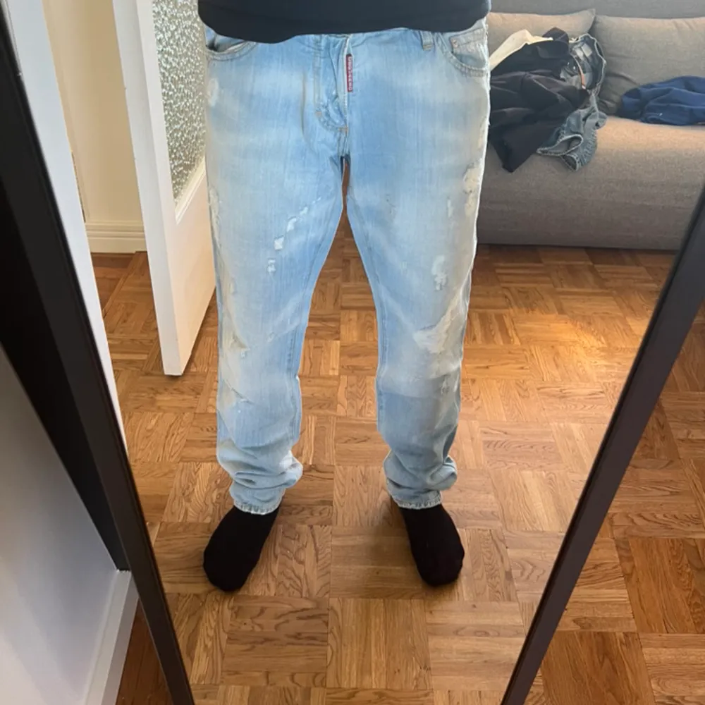 Ljusa dsquared jeans, (den versionen som är lite mer loose fit) denna modellen går inte längre att hitta.  Storlek: 48 Cond: 8.5/10 Medföljer: endast byxorna Retail: ca 4500kr BIN: 2799kr + frakt. Jeans & Byxor.