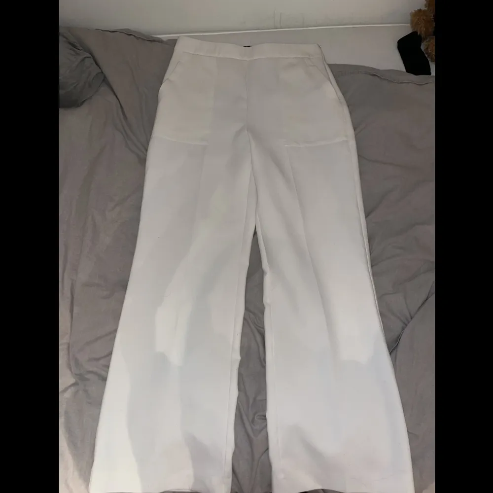 Vita kostymbyxor från Zara  Storlek: L. Jeans & Byxor.