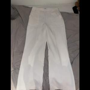 Vita kostymbyxor från Zara  Storlek: L