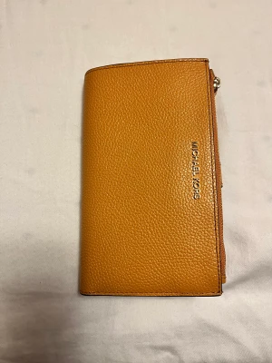 Michael Kors - Mobil plånbok, i nyskick.