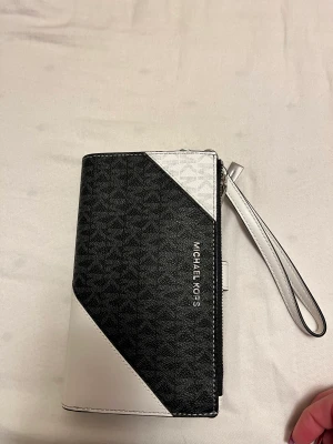 Michael Kors  - Mobil plånbok. I nyskick