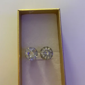 Örhänge  - Jätte fina silvriga örhängen. 