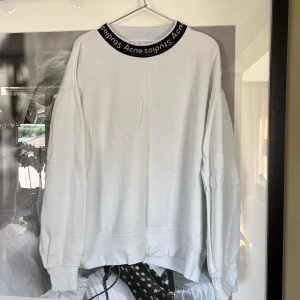 Acne crewneck XS - Acne sweatshirt Storlek: XS (sitter oversized) Cond: 6.5/10, nopprig och har lite slitningar BIN: 700kr + frakt