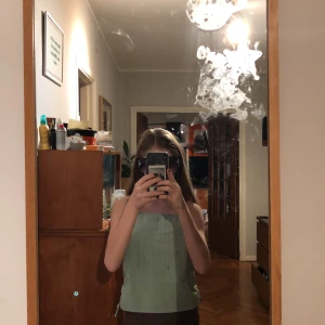 Grön sommar topp - Den är i ett strävt tyg som inte går att töja. Jag har aldrig använt den eftersom den är ganska ny.