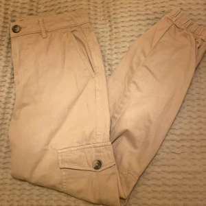 Beige cargobyxor - Beige cargobyxor med inga hål eller fläckar. Passar S och XS