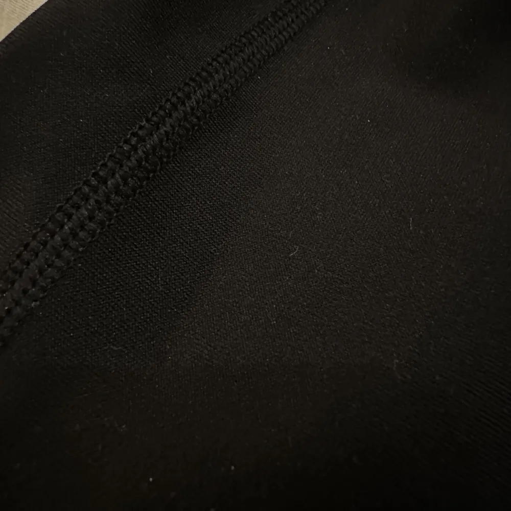 Tränings tights från under armour. Vanliga svarta i träningsmaterial och i nyskick. Jeans & Byxor.