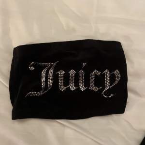 Juicy Couture hela settet i svart, byxor, zip hoodie och bandeau top! Knappt använt så inga defekter, väldigt bra skick! Skriv för fler bilder🤍