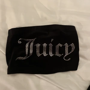 Juicy Couture full set - Juicy Couture hela settet i svart, byxor, zip hoodie och bandeau top! Knappt använt så inga defekter, väldigt bra skick! Skriv för fler bilder🤍