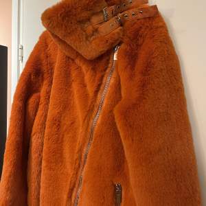 Orange suuupermjuk och fluffig jacka från Icona Pops kollektion med Gina Tricot säljes ✨ storlek M. HELT NY, aldrig använd pga lite för liten för mig :(
