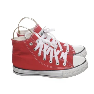 Röda Converse  - Coola röda Converse i super bra skick Strl 38