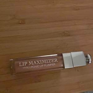 Säljer en ny dior lip maximizer ❤️ den är i färgen 013 som är en fin naturel nude färg❤️