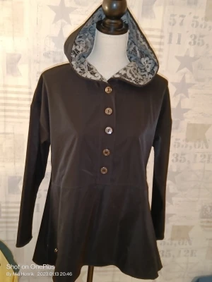 Designwerket hoodie blus - En tunn hoodie från Designwerket  Söta i huvan och magficka  EJ collegetyg utan ett tunt bomull/polyester Vid modell passar XS-M