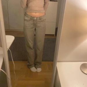 Low Waist jeans  - Säljer dessa ljus gråa low Waist jeansen, 