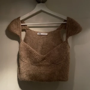 Topp - Ursöt stickad topp från Zara. Limited Edition. Ullblandning. Snygg till festen eller att mysa hemma i! Finns inte längre på hemsidan. Sparsamt använd! 🪅🩰