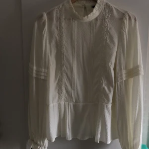 Blus - Superfin och festlig blus som jag endast har använt ett par gånger. Mycket fint skick. Storlek 42, men skulle säga att den motsvarar ungefär strl M.