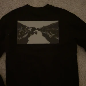 sweatshirt med tryck  - Vanlig svart sweatshirt med litet tryck där fram och ett större där bak, bilden på baksidan är i reflex. Sitter baggy på mig som vanligt vis har xs. säljer då den inte kommit till användning, inga defekter. Köparen står för frakt⚡️💗