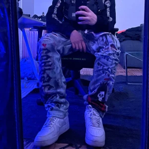 Custom made Levi’s pants - skull corpse paint g59 suicideboys ripped ed Hardy Levis truereligion bape street hiphop trendig custommade trend 90s - Custom pants / self made. Can make more on demand. Condition 9/10, size W36L34. Baggy wear 🔥