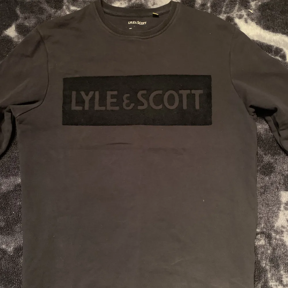 Säljer min LYLE & SCOTT sweatshirt som är storlek S. Använd få tal gånger men är nytvättad och ser bra ut i skick.. Hoodies.