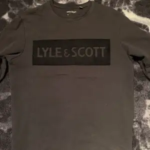 Säljer min LYLE & SCOTT sweatshirt som är storlek S. Använd få tal gånger men är nytvättad och ser bra ut i skick.