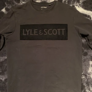 Lyle & scott sweatshirt  - Säljer min LYLE & SCOTT sweatshirt som är storlek S. Använd få tal gånger men är nytvättad och ser bra ut i skick.