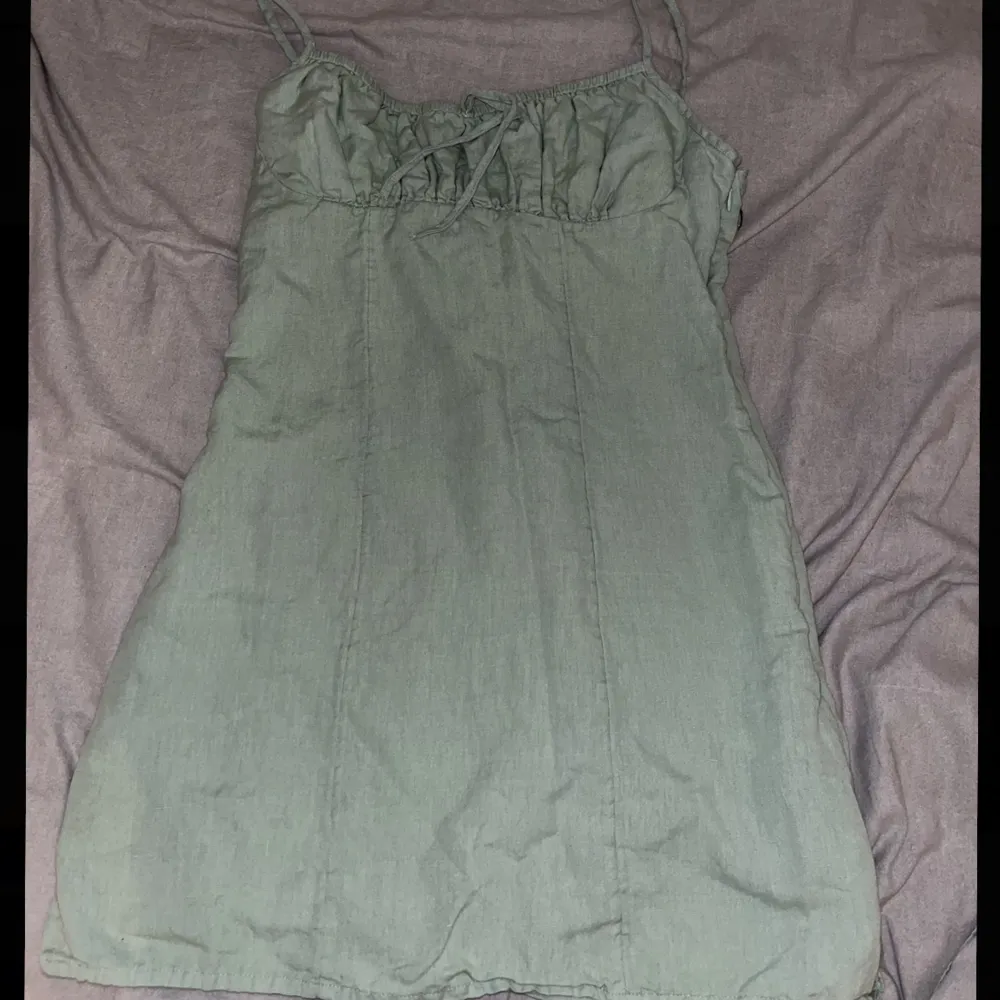 Superfin Grön klänning från Bikbok. Aldrig använd eftersom den var för liten för mig.  Storlek: M . Klänningar.