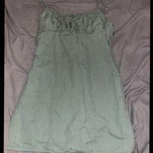 Superfin Grön klänning från Bikbok. Aldrig använd eftersom den var för liten för mig.  Storlek: M 