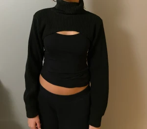 Bolero  - Säljer denna fina bolero tröjan, har används bara ett få tal gånger och är i bra skick. Är i storlek L men sitter som s/m