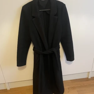 Svart kappa  - Svart fodrad kappa från HM i storlek M. Nypris ca 900kr. Fraktkostnad tillkommer.