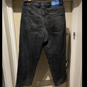 Polar skate co Bigboy - Svart/grå/blå polar big boy i storlek M.    Skriv om ni undrar något. Kan samfrakta också.