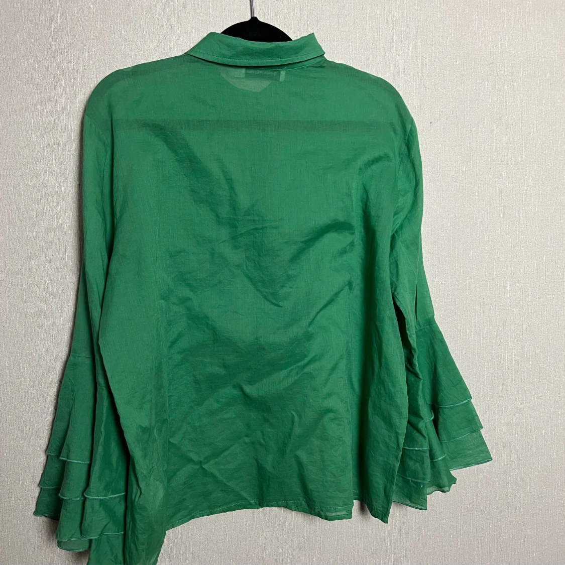 Grön skjorta med snygga ärmar (Carin Wester) - 90