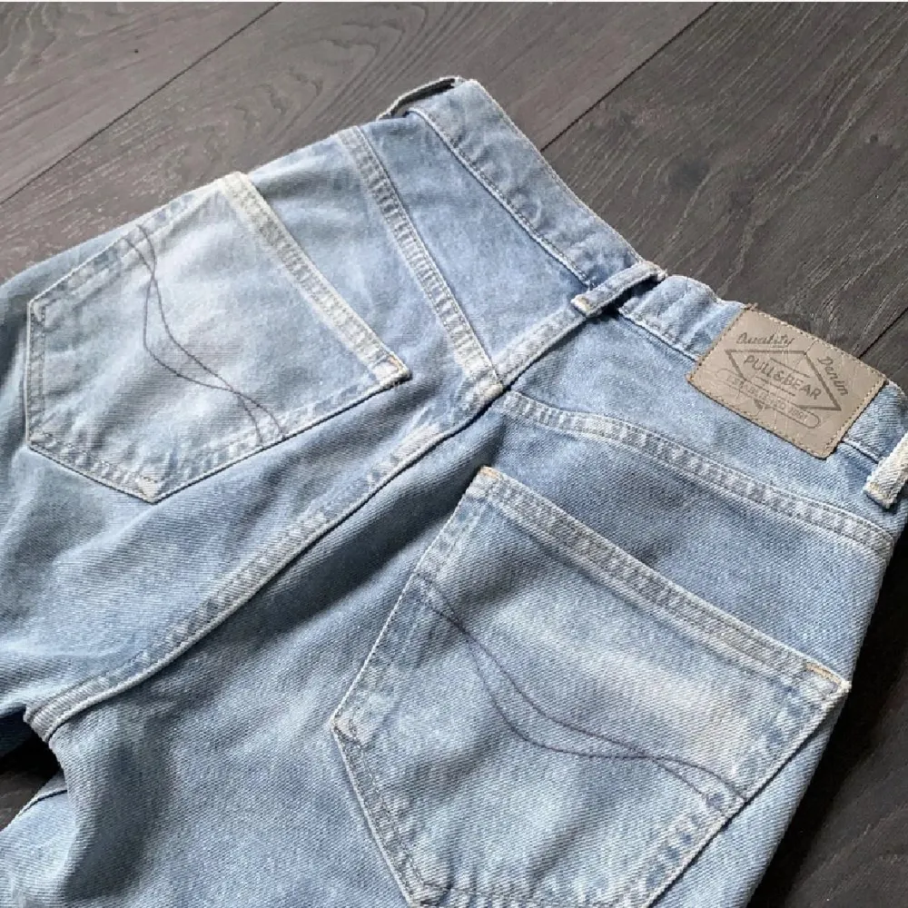 Säljer mina Pull&bear jeans! Storlek 32 men passar även 34 och 36!🤍. Jeans & Byxor.