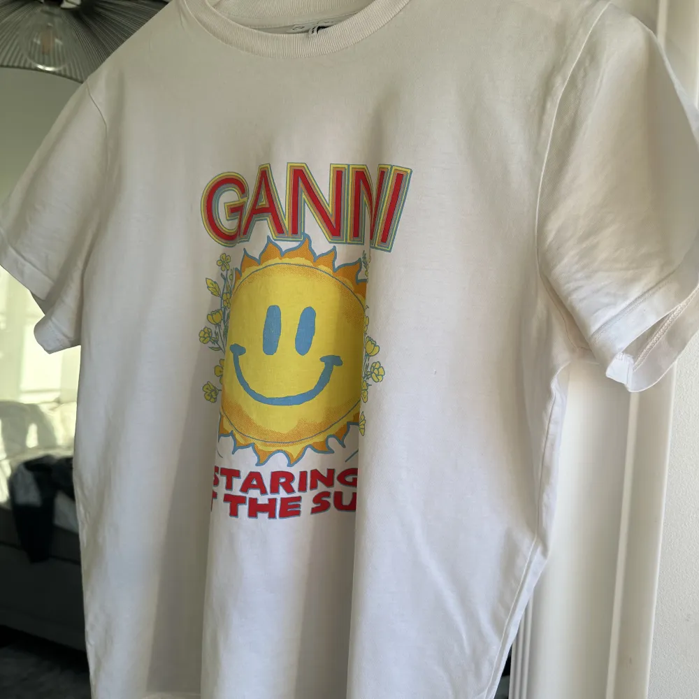 Ganni T-Shirt med tryck både fram och bak!. T-shirts.