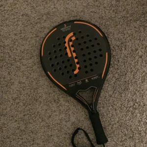 Rs Neophyte Pro Edition Padelracket - Lättanvändt och snyggt padelrack med en stor sweetspot i mitten. 100% kolfiber och en sandpapper liknande könsla över racket som ger bra skruv på bollen.