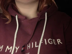 Hoodie - Fint skick förutom att den är lite trasig vid luvan men inget som man tänker på när man väl använder den! Köparen står för frakten!! Först till kvarn! Säljer även på andra sidor!