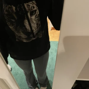 The cool elephant hoodie - The cool elephant hoodie med ett leopard tryck, själva trycket är lite slitet och förstört men annars är hoodien jättefin🙌🏼🙌🏼