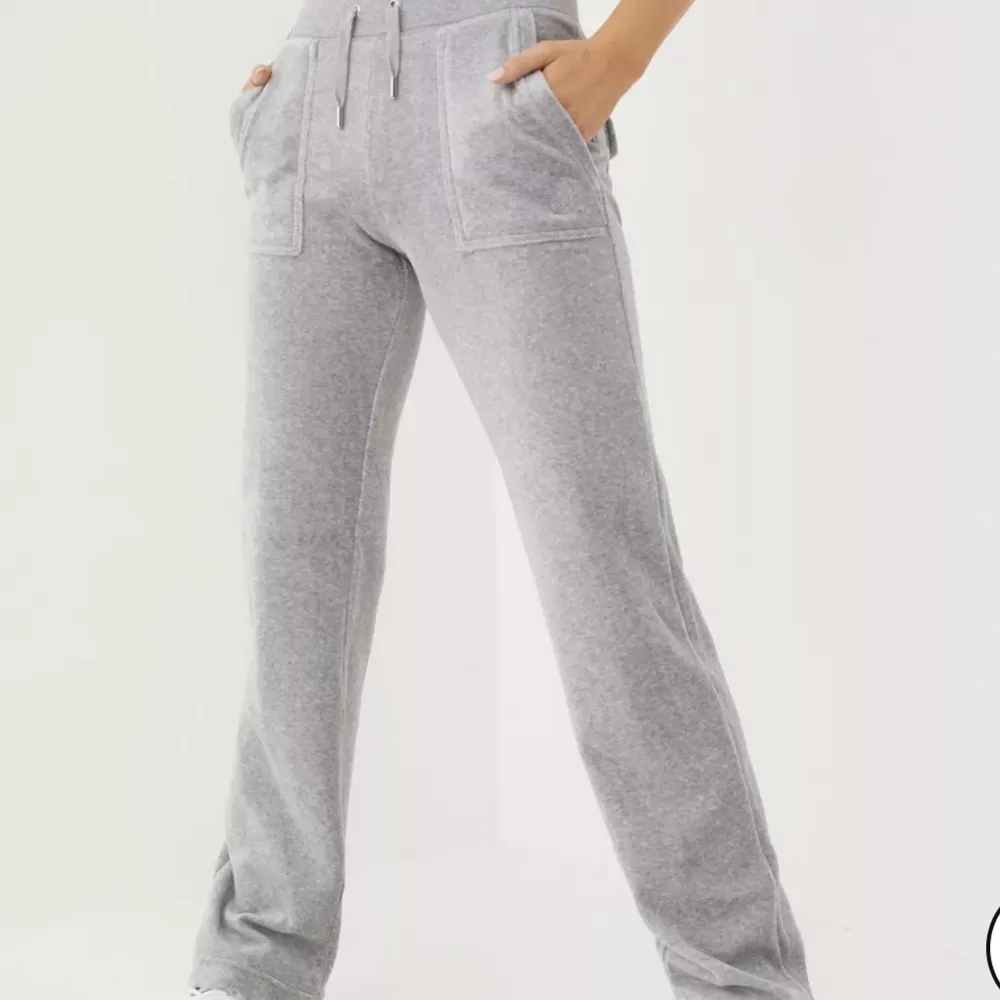 Jätte fina gråa juicy couture byxor i strl xxs, oanvända pga att dom är för långa för mig så dom kommer inte till användning.. Jeans & Byxor.