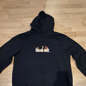 Hoodie - Svart hoodie med tryck från Newyorker i storlek M, använd bara fåtal gånger så är i bra skick, sitter ganska baggy på en om man gillar det (nypris 249kr)