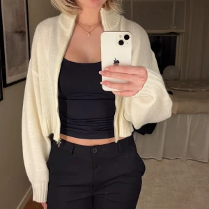 Vit kofta - Säljer denna stickade kroppade kofta från h&m✨Aldrig använd