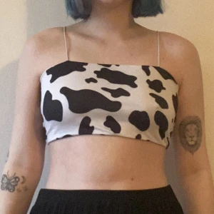 Croptop med komönster - Funkar för S/M. Mjuk men inte jättestretchig. För referens väger jag ca 60-65 kg. Använt en gång.